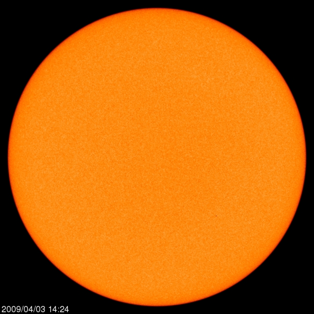 Essa imagem mostra situação do Sol em 03 de abril de 2009, 14:24h, capturada pelo Michelson Doppler Imager no observatório solar SOHO, mostra uma imagem contínua do Sol, sem nenhuma mancha. Crédito: SOHO, NASA/ESA
