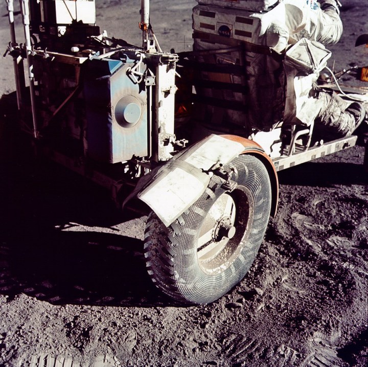 Missão Apollo 17: rover reparado com fita adesiva, grampos e mapas descartáveis